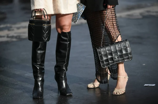 Paris Frankrike Mars 2020 Kvinnor Svart Läder Chanel Handväskor Streetstylefw20 — Stockfoto