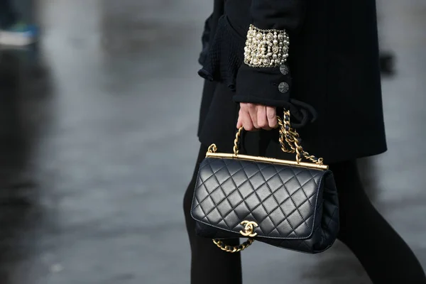 Paris France March 2020 Black Leather Chanel Chain Bag Streetstylefw20 — Stock Photo, Image