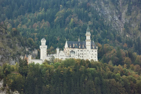 Vista à distância do Castelo de Neuschwanstein — Fotografia de Stock