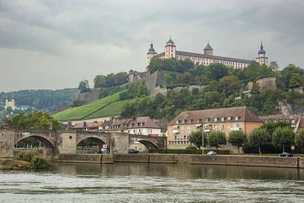 La forteresse Marienberg et le vieux pont principal — Photo