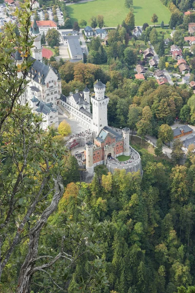 Vue plongeante sur le château de Neuschwanstein — Photo