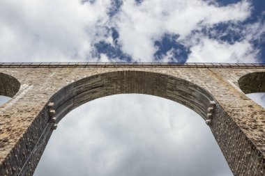 Ravenna Gorge tren köprüden altında