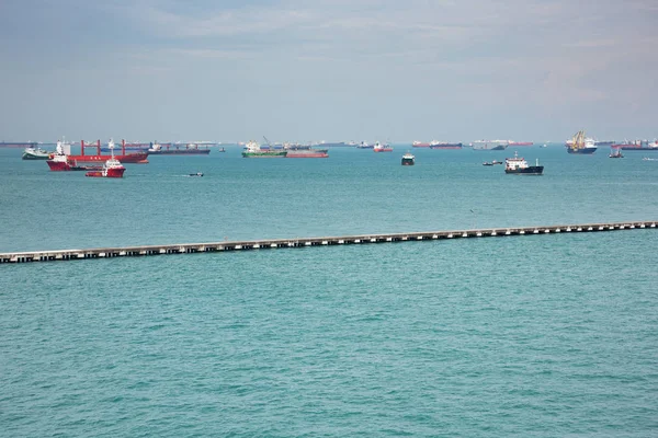 Naves esperando para entrar en el puerto de Singapur —  Fotos de Stock