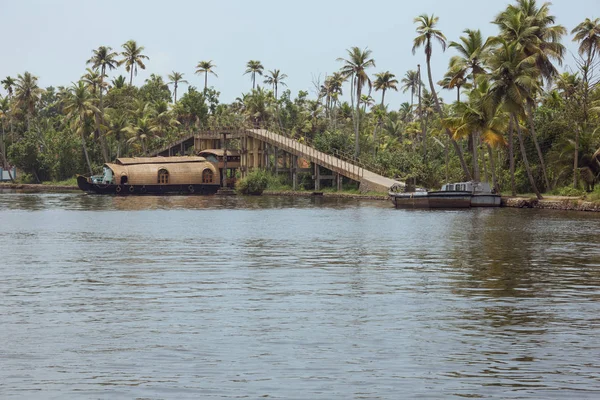 Hausboot fährt unter einer Brücke durch — Stockfoto