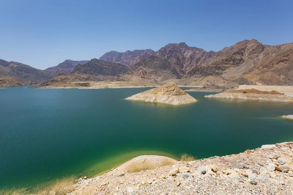 Wadi Dayqah baraj rezervuar gölün çevresinde dağlar