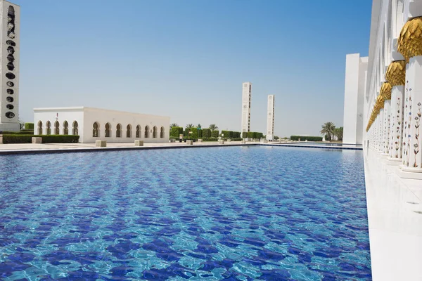 Water mirror of the Sheikh Zayed Mosque — Stock Photo, Image