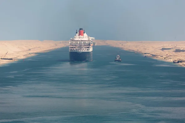 De Queen Mary 2 navigeren door het Suezkanaal — Stockfoto