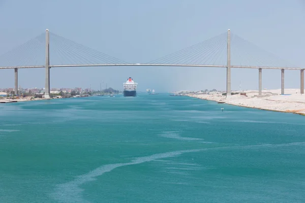 Queen Mary 2, περνώντας κάτω από τη γέφυρα της διώρυγας — Φωτογραφία Αρχείου