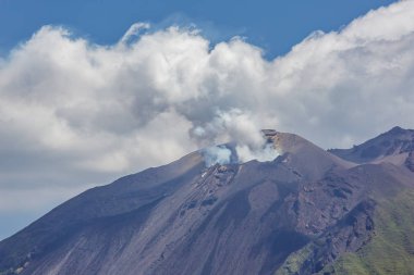İki duman tüyleri mt. Stromboli dışarı geliyor