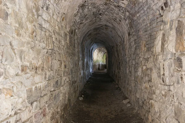 Ψάχνουν σε ένα σκοτεινό διάδρομο με την Ακρόπολη του Ναμούρ — Φωτογραφία Αρχείου