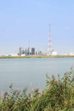 Rafineri teçhizatları Scheldt yanındaki yüksek meşale ile