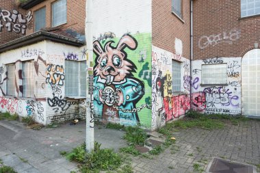 Aşırı büyümüş kaldırım ve grafiti