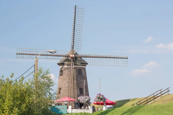 El molino de viento en la orilla del Scheldt en Doel —  Fotos de Stock