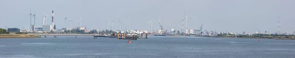 O porto de Antuérpia e suas várias atividades industriais — Fotografia de Stock