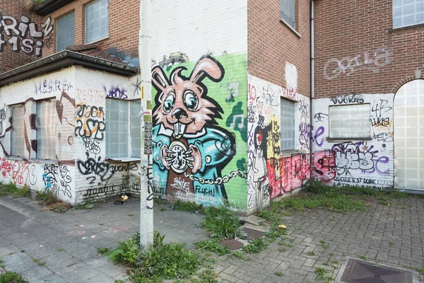 Zarośnięte chodnik i graffiti — Zdjęcie stockowe