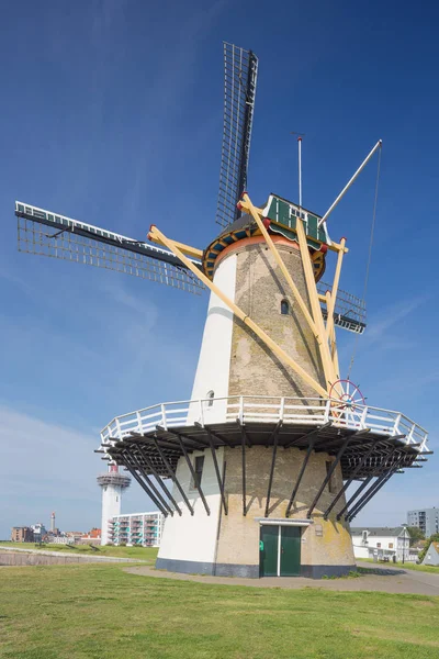 De Oranjemolen in de buurt van de kust — Stockfoto