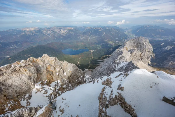 Widok miasta Garmisch-Partenkirchen Eibsee i jezioro — Zdjęcie stockowe