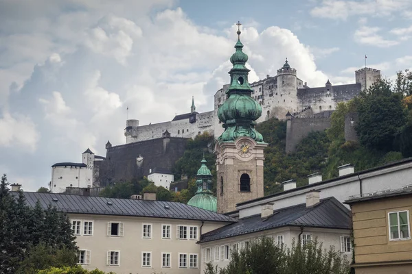 Castelo de Hohensalzburg e Igreja da Abadia de São Pedro — Fotografia de Stock