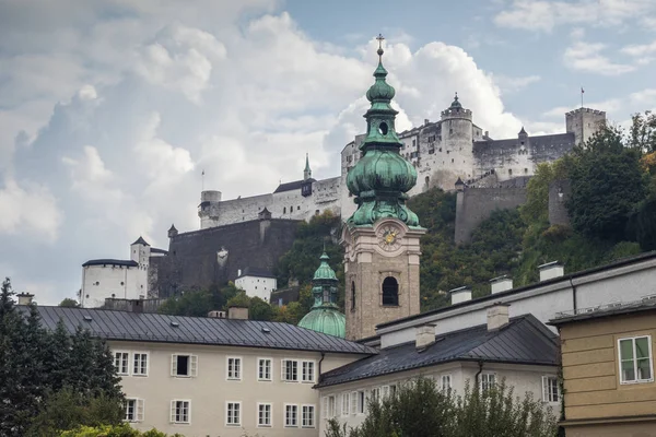 Castello di Hohensalzburg e Chiesa dell'Abbazia di San Pietro — Foto Stock