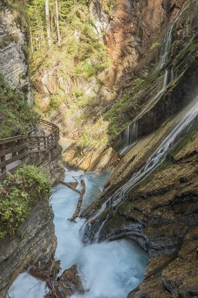 Cascades brumeuses coulant dans le Wimbachklamm — Photo