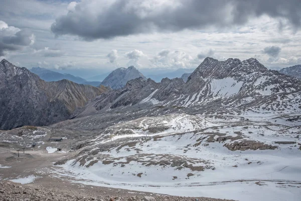 Přehled Zugspitzplatt a své lyžařské vybavení — Stock fotografie