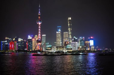 Editör: Şangay, Çin, 16 Nisan 2019 - Huangpu nehri ile Pudong manzarası ve Şangay 'da gece mavnası