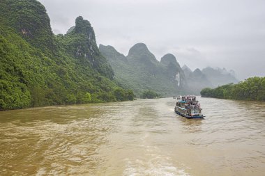 Yazı: Guilin, Guangxi, Çin, 19 Nisan 2019 - Guilin yakınlarındaki Li Nehri 'nde yol alan nehir tekneleri
