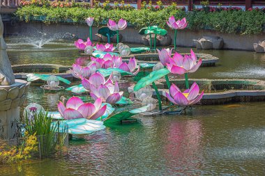 Şangay 'daki Yuyuan Market' te bir gölette yapay isimler.