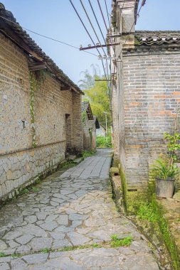 Guilin yakınlarında Liugongcun 'da terk edilmiş küçük bir sokak.