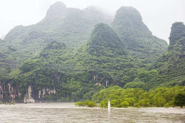 Mopanshan Rıhtımında Bir Fenerin Yanından Geçiyoruz Guilin Yakınlarındaki Nehri Nde — Stok fotoğraf