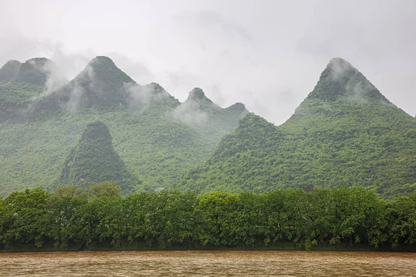 Passerar Dimmiga Kullar Nära Mopanshan Kajen Navigerar Floden Nära Guilin — Stockfoto