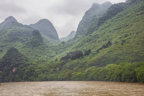 Passerar Dimmiga Kullar Med Djupa Dalar Vid Floden Nära Guilin — Stockfoto