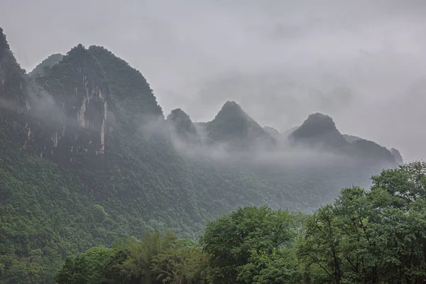 Nebelverhangene Hügel Auf Dem Fluss Bei Guilin — Stockfoto