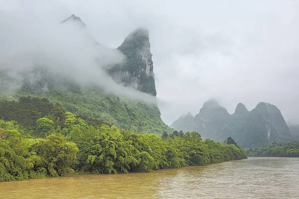 Täta Moln Fyller Dalen River Närheten Yangshuo Nära Guilin — Stockfoto