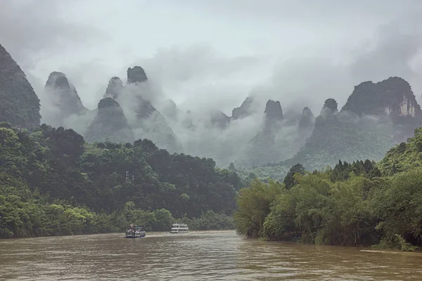 桂林の近くの陽朔の近くの谷で李川の閉鎖に隣接する丘陵 — ストック写真