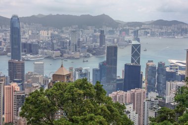 Yayın: Hong Kong, Çin, 22 Nisan 2019 - Kowloon Körfezi 'ne doğru bakan Victoria Peak, Hong Kong