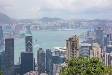 Yayın: Hong Kong, Çin, 22 Nisan 2019 - Kowloon Körfezi yönünden Hong Kong 'daki Victoria Tepesi' nden gelen sise bakıyorum.