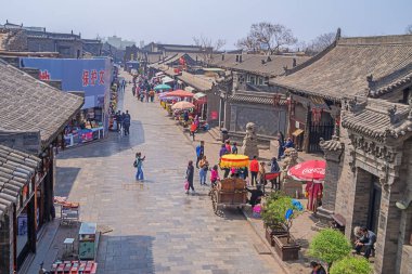 Yazı: Pingyao, Shanxi, Çin, 10 Nisan 2019 - Eski Pingyao kentindeki County Government Street 'te yoğun turistler