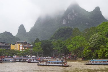 Yayın: Guilin, Guangxi, Çin, 19 Nisan 2019 - Guilin yakınlarındaki Yangshuo yakınlarında Li Nehri 'ndeki Xingpingzhen balıkçı köyünde yoğun faaliyet