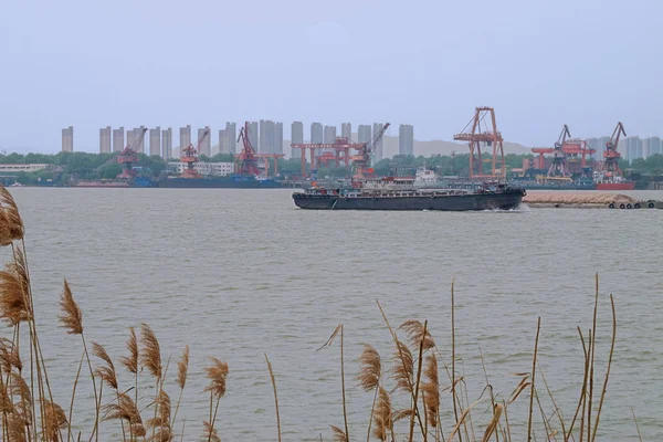 Redakcja Nanjing Jiangsu Chiny Kwietnia 2019 Barki Krzyżujące Się Jangcy — Zdjęcie stockowe