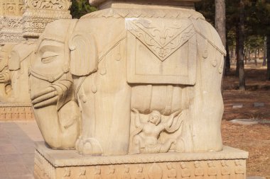 Datong yakınlarındaki Yungang Grottoes 'a giden yolda bir fil heykelinin detayları.