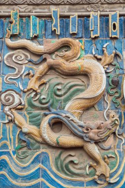 Eski Pingyao kasabasındaki dokuz ejderha duvarında kahverengi ejderha.