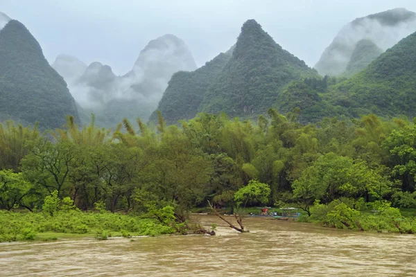 Avlägsna Båtar Och Kullar Nära Yangshuo Floden Nära Guilin — Stockfoto