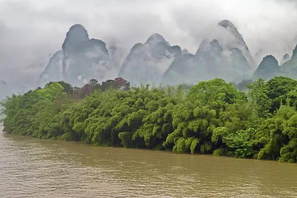 Mystérieux Nuages Végétation Dense Bordant Rivière Dans Les Environs Yangshuo — Photo