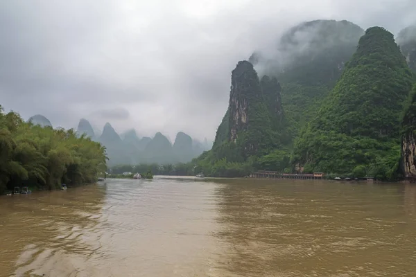 Kajer Och Bryggor Floden Nära Xingpingzhen Fiskeby Närheten Yangshuo Nära — Stockfoto
