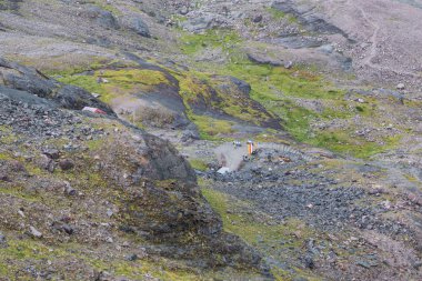 Grossglockner High Alpine Road, Salzburg, Avusturya, 12 Ağustos 2019 - Kaiser-Franz-Josef-Hohe 'dan Pasterze Buzulu' na giden tarihi çarklı demiryolu manzarası