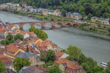 Heidelberg, Baden-Wurttemberg, Almanya, 17 Ağustos 2019 - Eski Köprü ve Heidelberg Kalesi 'nden görülen Neckar' ın her iki tarafı