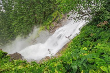 Krimmml Şelalesinin yanında duruyor Sendtner Kanzel 'de Şelalenin tepesine giderken