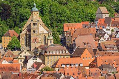 Kocher Nehri 'nden Schwabisch Hall' daki St. Michael Kilisesi 'ne bakıyorum.