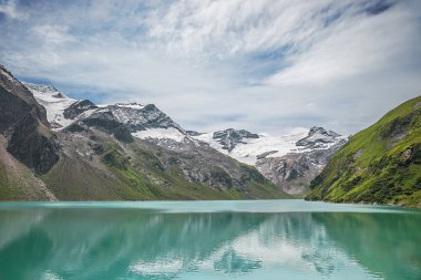 Kaprun 'daki Mooserboden rezervuarına bakıyorum.